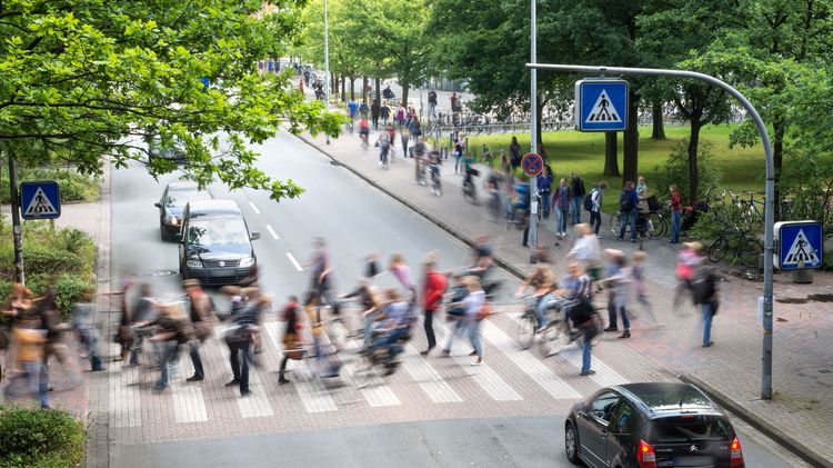 Zebrastreifen am Campus Haarentor Mittägliche Rushhour auf dem Zebrastreifen am Campus Haarentor