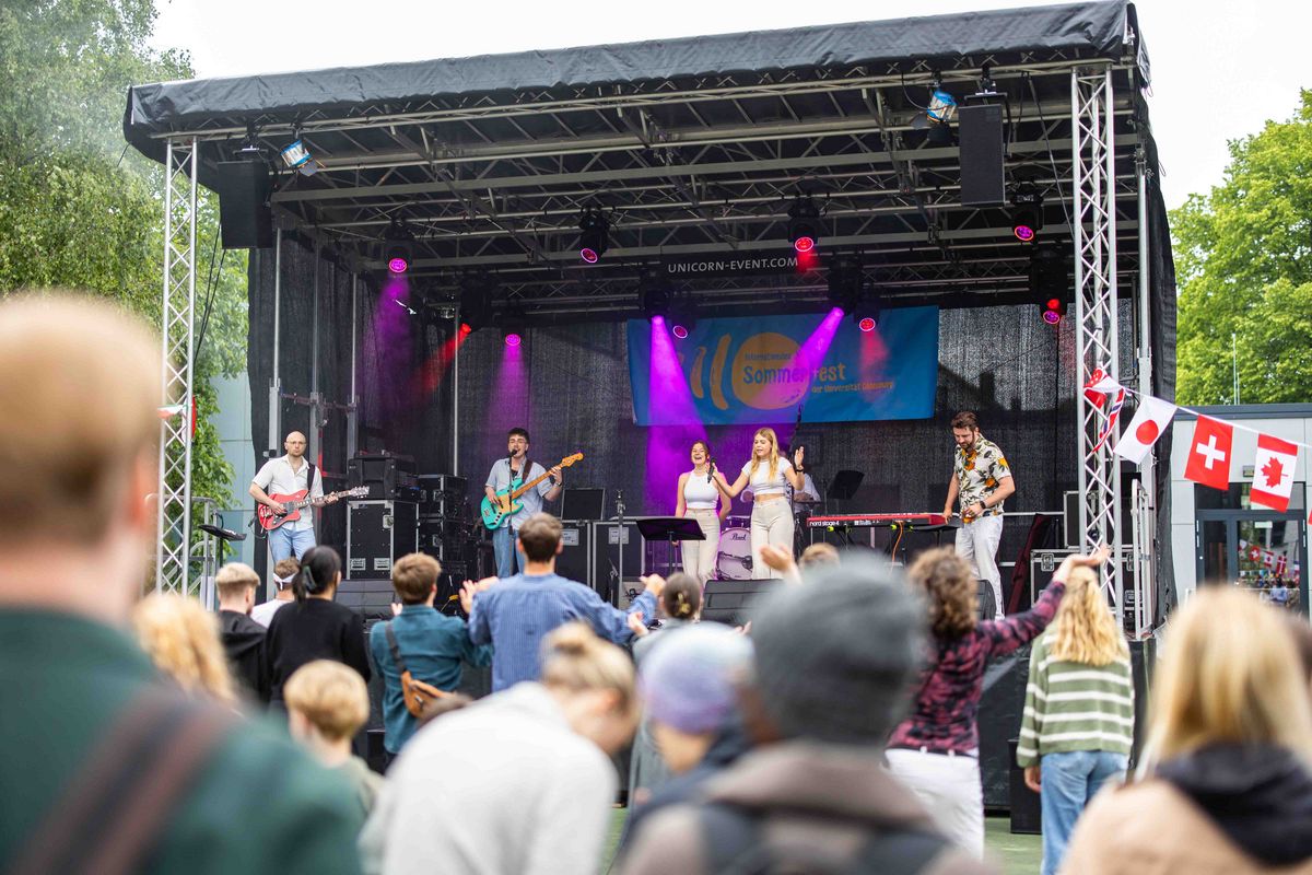 Auftritt einer Band auf dem Internationalen Sommerfest 2025